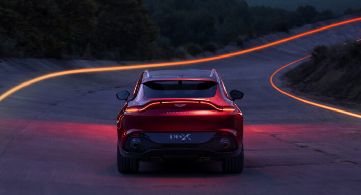 „Aston Martin DBX“: prabanga nuo švaraus lapo