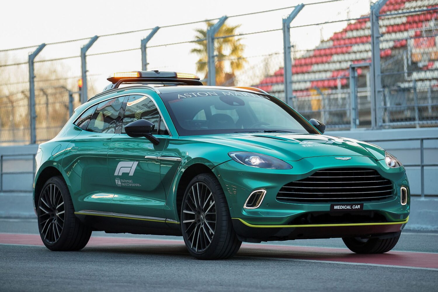 mediku-automobilis-aston-martin-dbx-1