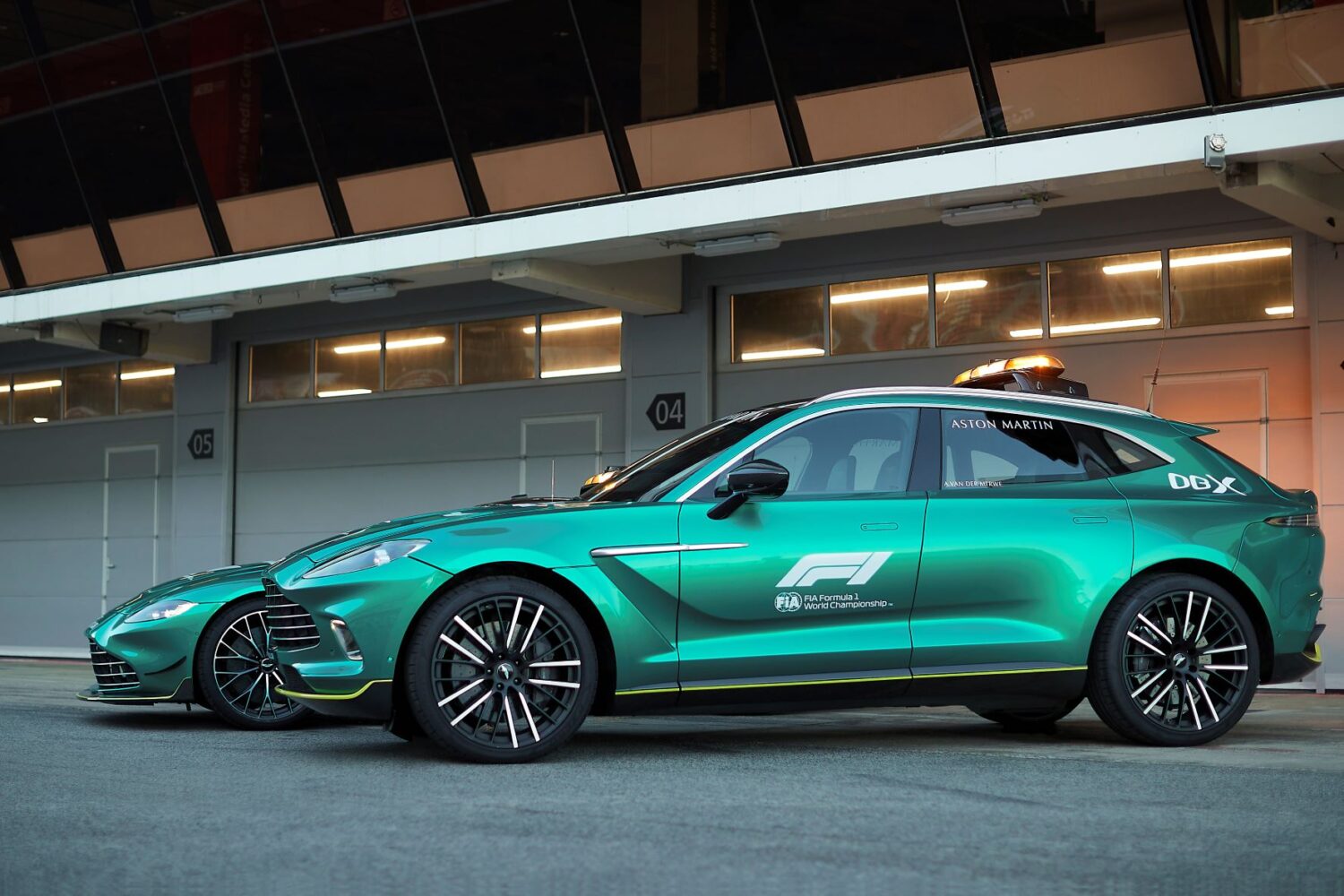mediku-automobilis-aston-martin-dbx-2