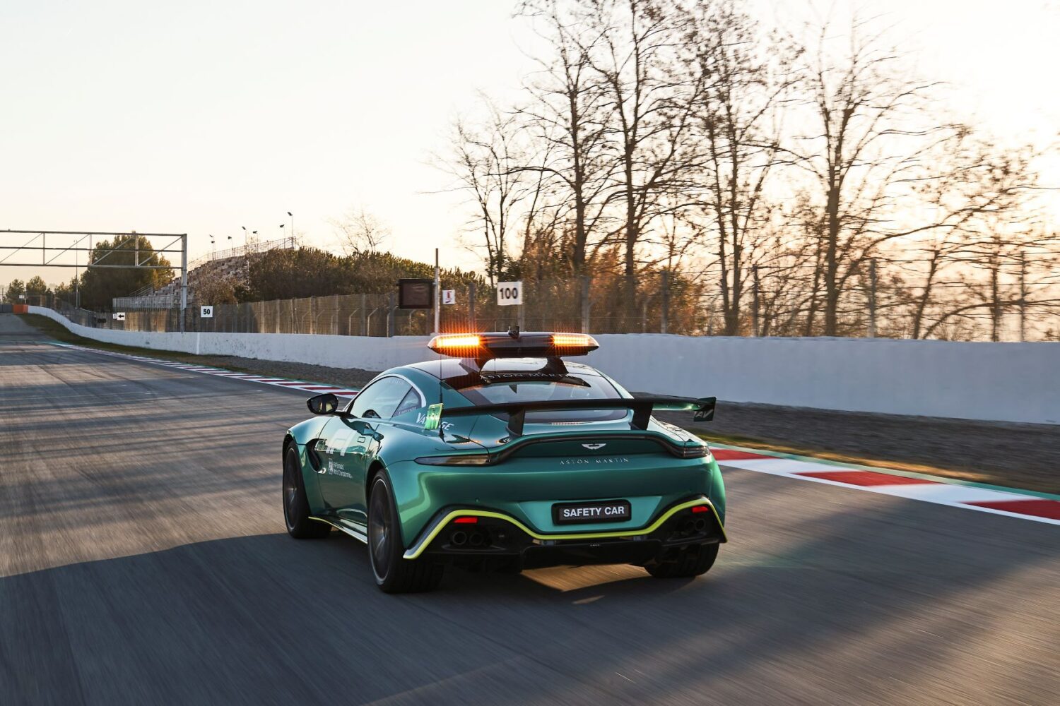 saugos-automobilis-aston-martin-vantage-2