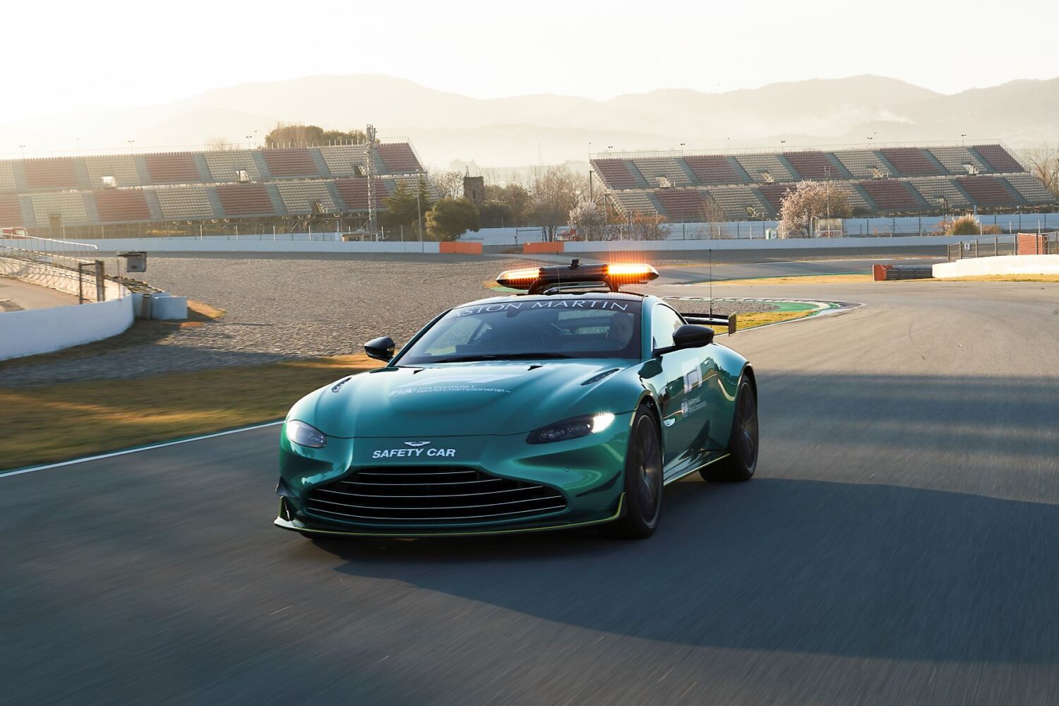 saugos-automobilis-aston-martin-vantage-3