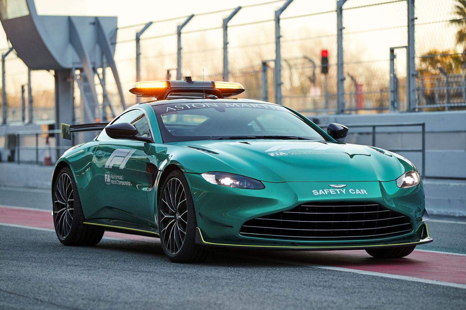 saugos-automobilis-aston-martin-vantage-5