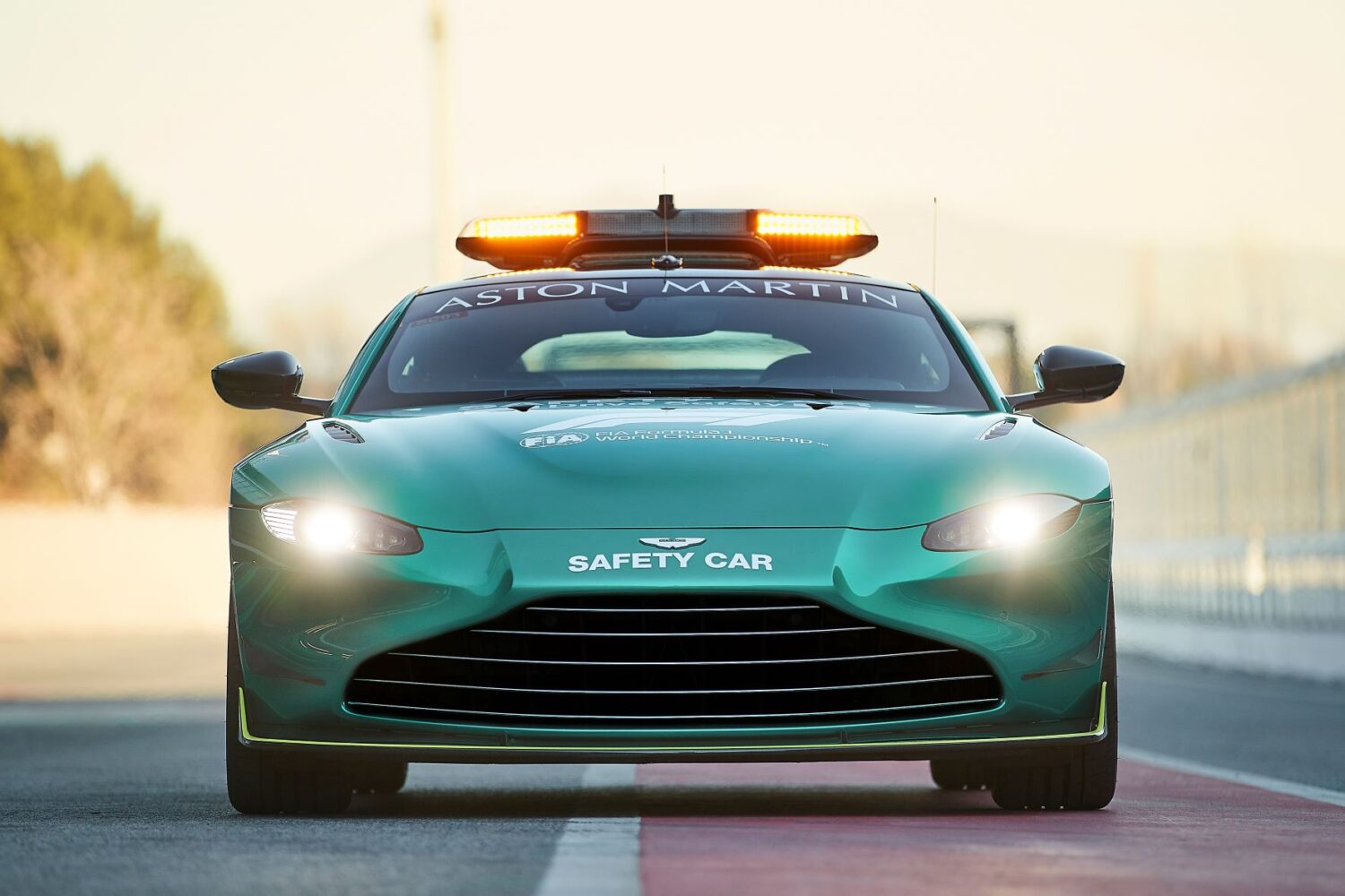saugos-automobilis-aston-martin-vantage-7