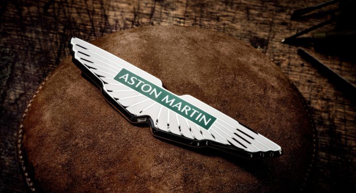 „Aston Martin“ pradeda naują erą: keičia prekės ženklą ir pristato naują ikoniškąjį logotipą