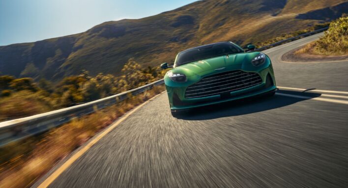 Kai GT nebeužtenka: „Aston Martin“ pristato pirmąjį pasaulyje „Super Tourer“ automobilį DB12