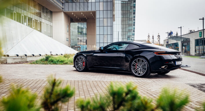 Lietuviai jau gali išbandyti „Aston Martin DB12“